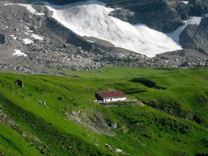 The Dents du Midi trail race passes by a number of high mountain refuges. First on the list, is Cabane d'Anthème, after an hour climb.