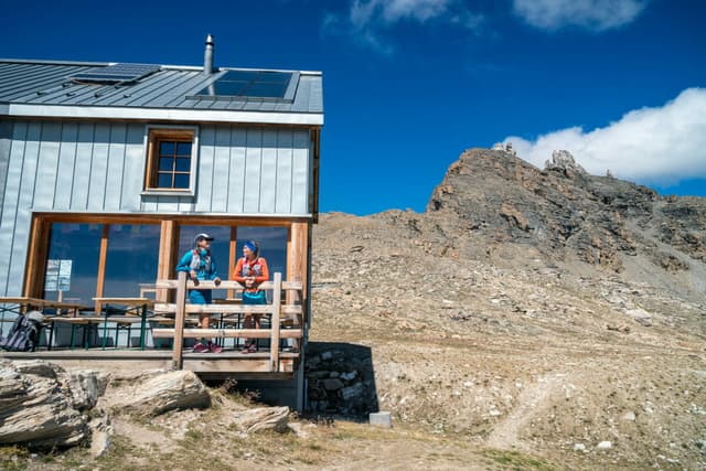 Two femail trail runners at Cabane des Becs de Bosson