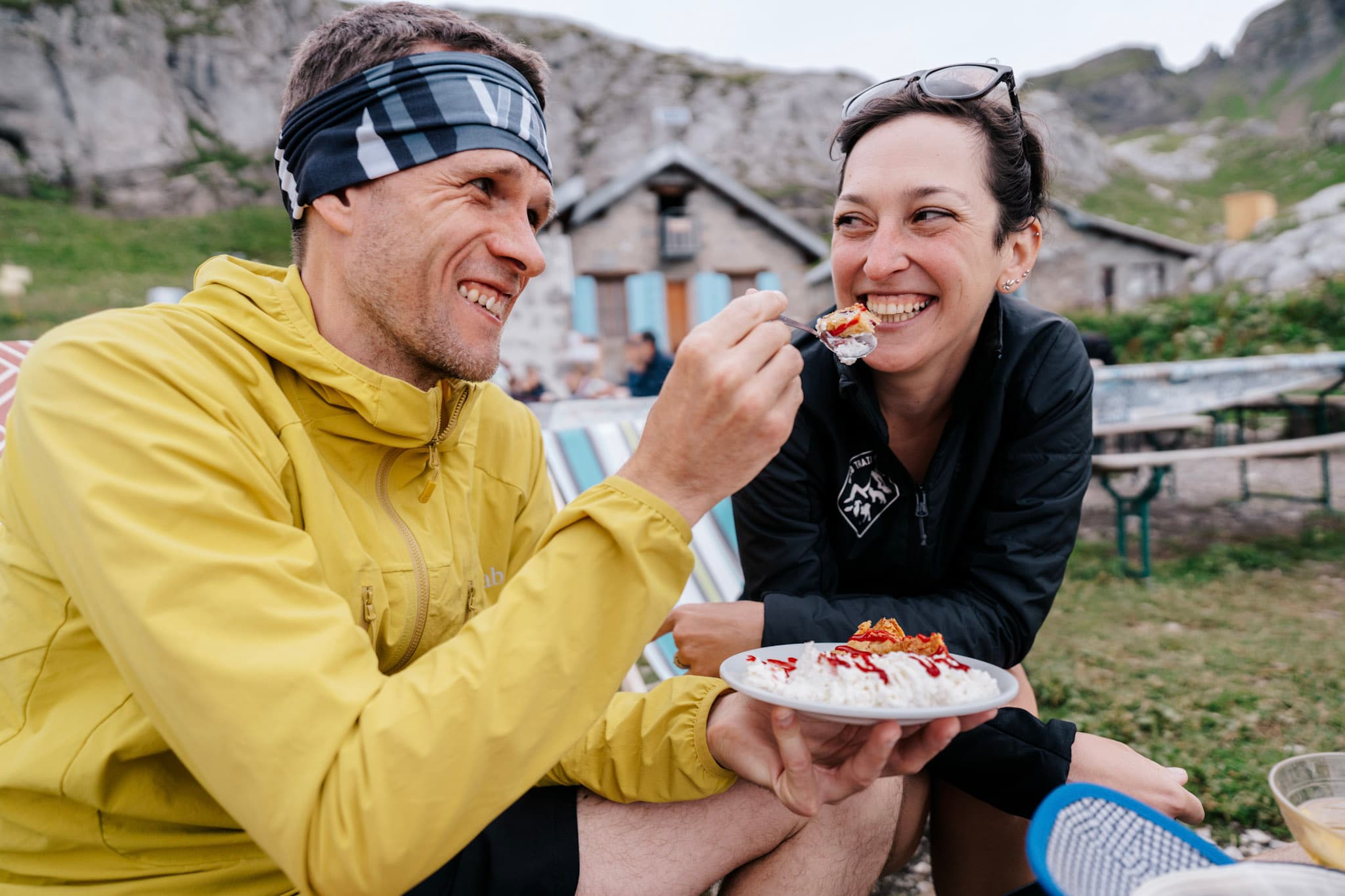 2 people eat tart infant of mountain hut