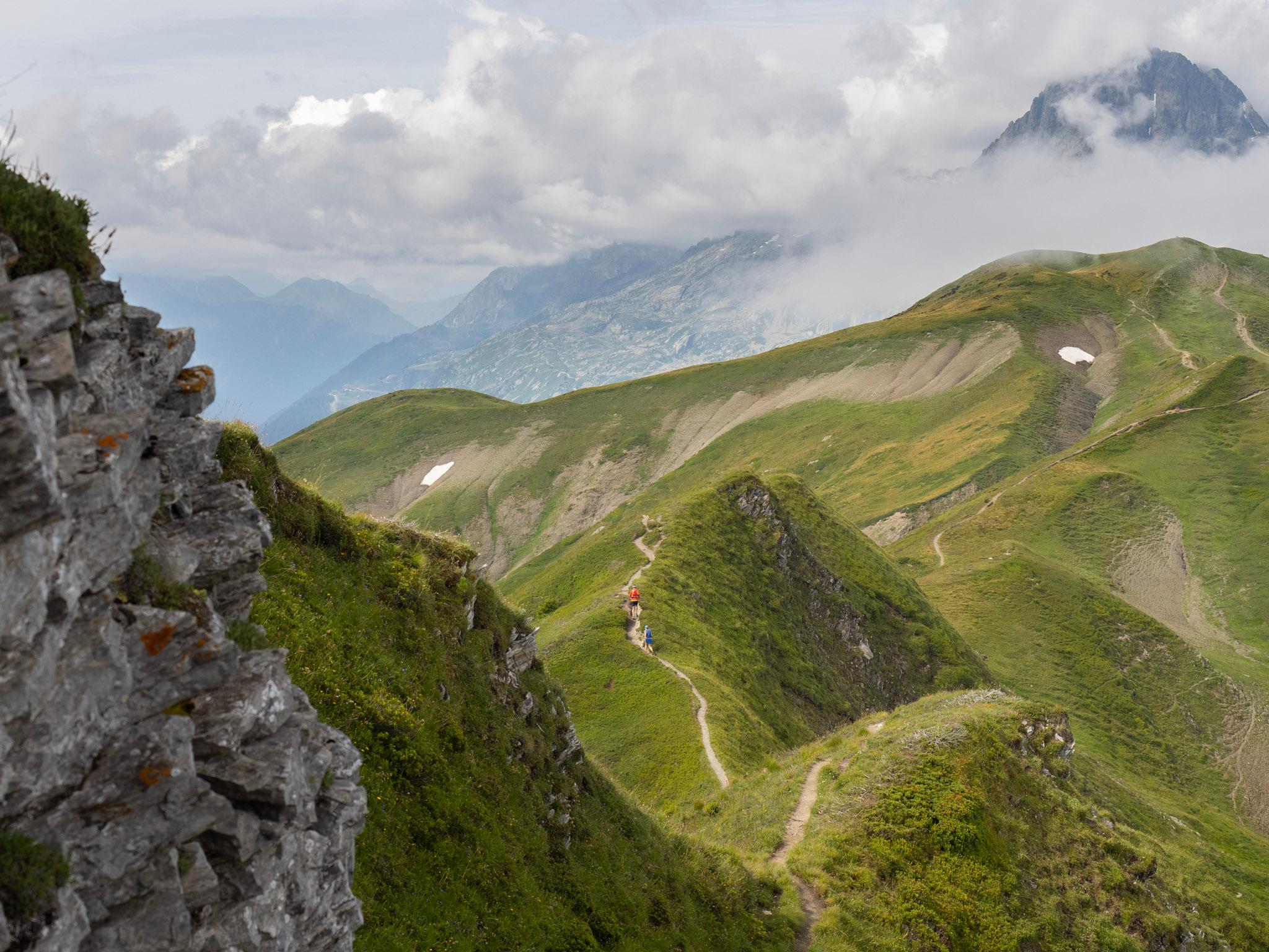 Runners is distance on ridge line single trail