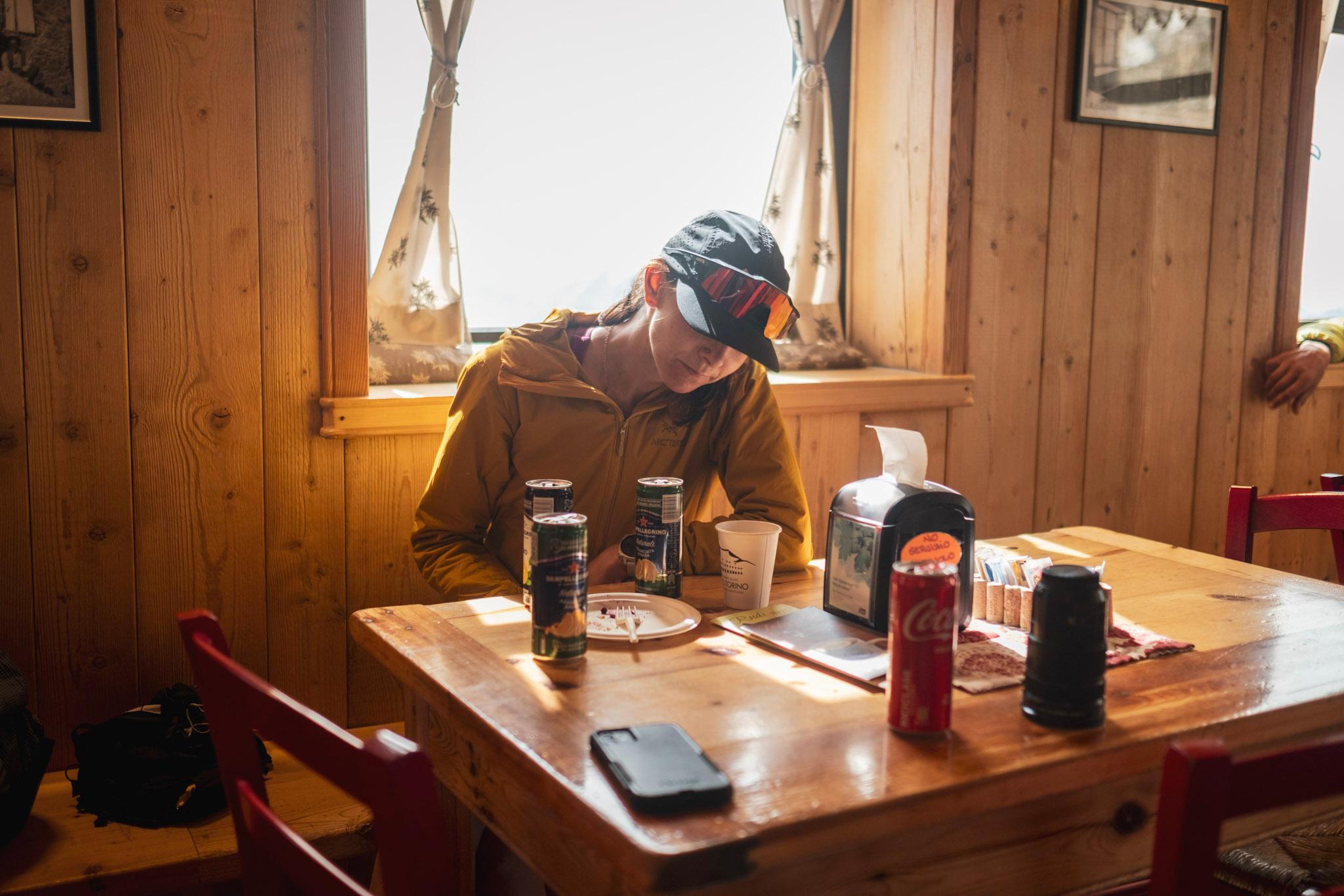 runner in mountain hut with soft drinks