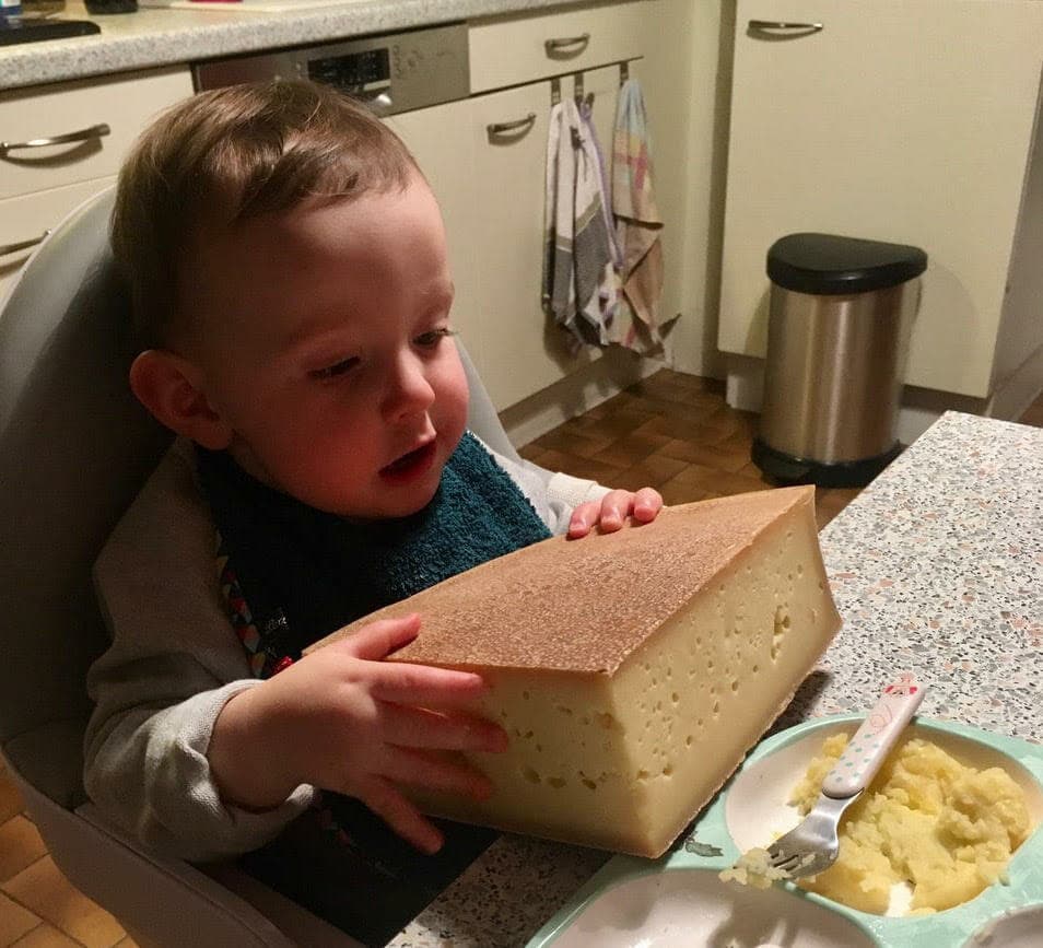 Run the Alps Guide Bruno's daughter eating cheese during confinement