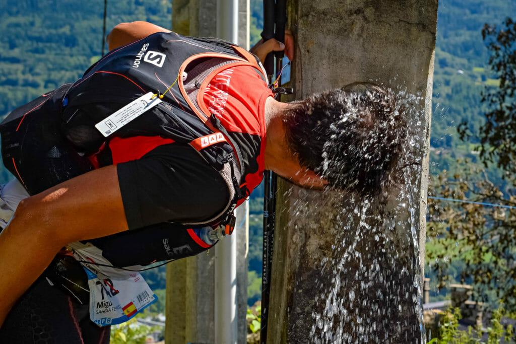 If not for the kindness of strangers, a few kids with water hoses, and the occasional village fountain... (TDS© UTMB® - photo : Pascal Tournaire.)