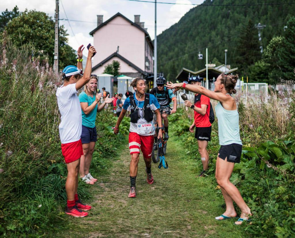Courtney Dauwalter running through supporters in the UTMB®