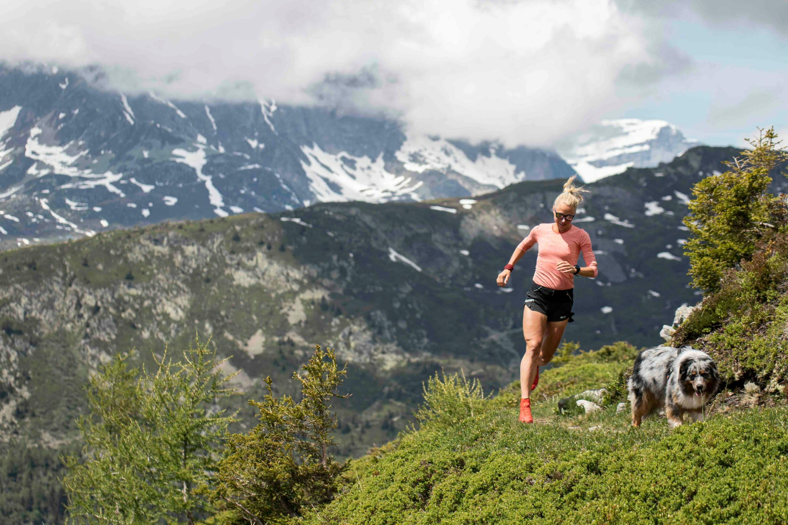 Mimmi Kotka running on a single trail with dog